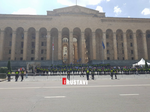 რა ვითარებაა პარლამენტის შენობასთან [photo]