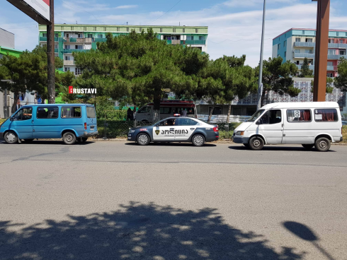 პატრული მიკროავტობუსის მძღოლებს აჯარიმებს