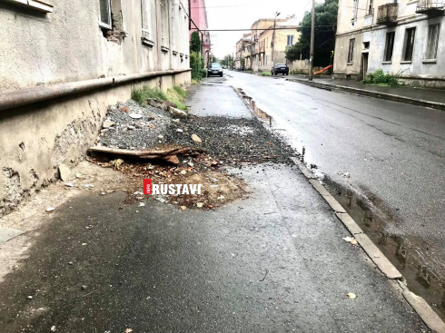 ტროტუარზე დაყრილი სამშენებლო ნაგავი