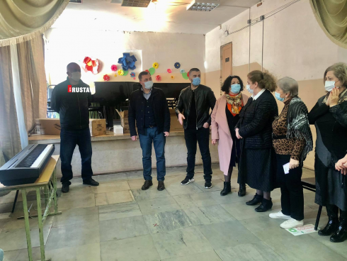 რუსთავის ფოლკლორის სკოლას 2 ელექტრო პიანინო გადასცეს [photo]