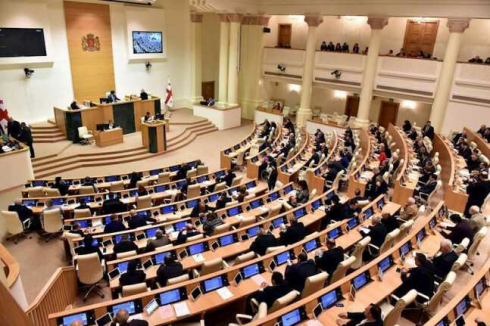 პარლამენტმა შრომის რეფორმის კანონი მიიღო