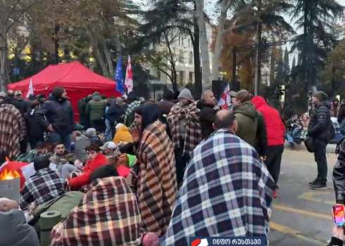 აქციის მონაწილეებმა ღამე თსუ-ს პირველი კორპუსის მიმდებარედ კარვებში გაათენეს