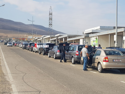 დიდი რიგი რუსთავში, მომსახურების სააგენტოსთან