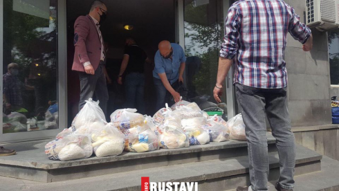 მერია რუსთაველებს საკვები პროდუქტებით ეხმარება