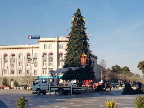 რუსთავში მთავარი ნაძვის ხის დემონტაჟი მიმდინარეობს