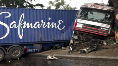 3 ტრაილერი ხევში გადავარდა [photo]