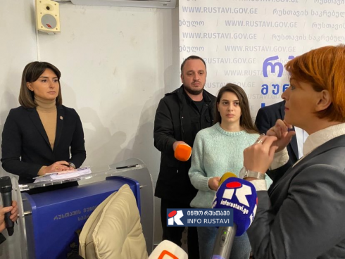 რუსთავის მერი და საკრებულოს ოპოზიციური წევრები ერთმანეთს დაუპირისპირდნენ