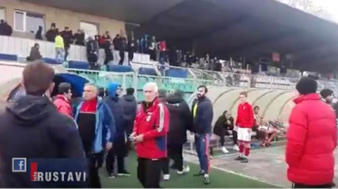 ჩხუბი, ხმაური და შეწყვეტილი თამაში რუსთავის სტადიონზე (ვიდეო).