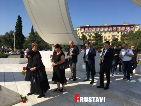 რუსთავში გმირთა მემორიალი წითელი ვარდებით შეამკეს [photo]