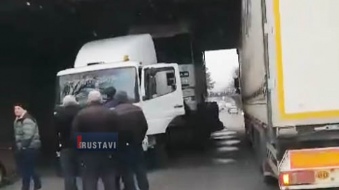 ტრაილერს, ტრაილერი გადაჰყავდა [video]