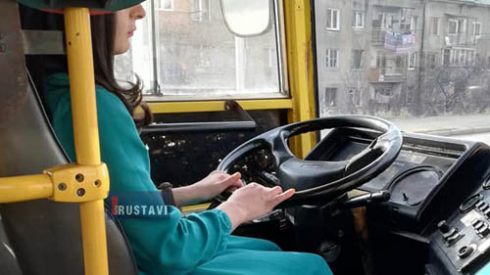 "ავტობუსის საჭესთან ქალია" [photo]