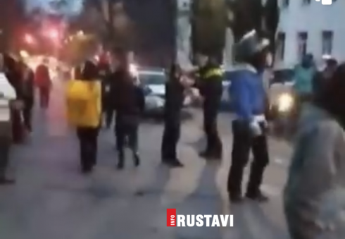ავტომობილი და მოპედი ერთმანეთს შეეჯახა
