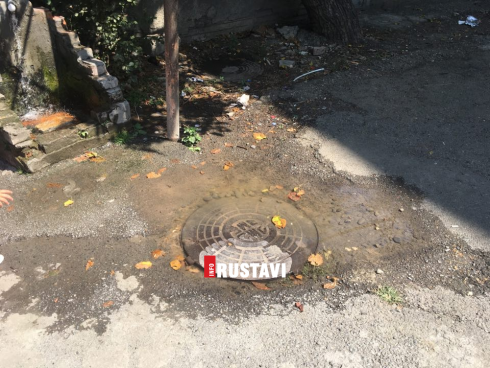 "ეზოში კანალიზაციის ღვარცოფი მოდის" [photo]