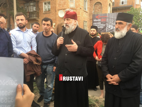 მეუფე იოანე მრევლთან ერთად ციხის მშენებლობას აპროტესტებს