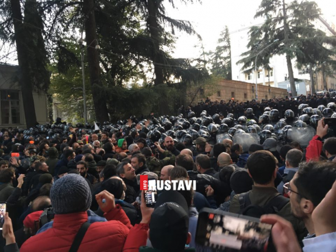 სპეცრაზმი აქციას წყლის ჭავლით შლის