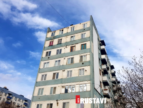 რუსთავში ძლიერმა ქარმა საცხოვრებელი სახლის სახურავი დააზიანა