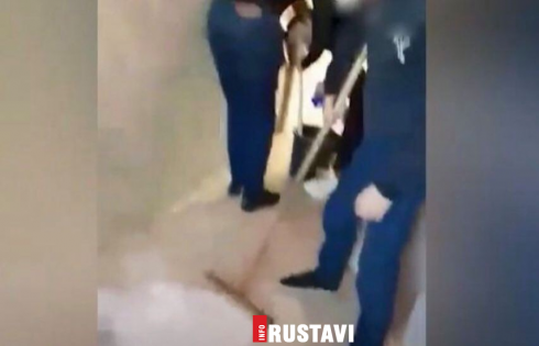 სკოლის მოსწავლეებს მერიის საპირფარეშო დაასუფთავებინეს [video]