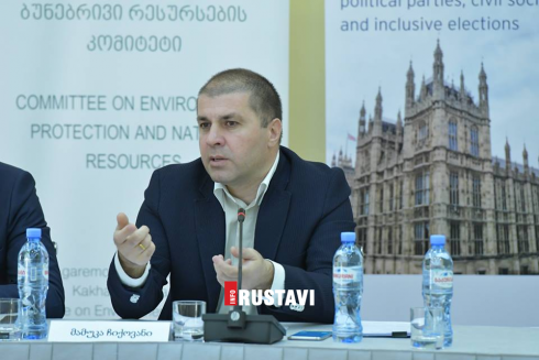 დეპუტატი მგზავრებს უფასოდ ემსახურება