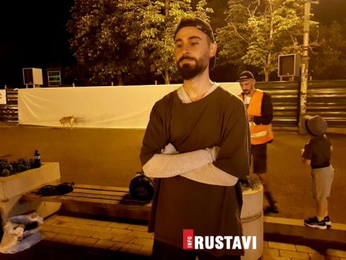 რუსთავში მერიის წინ, ახალგაზრდა შიმშილობს