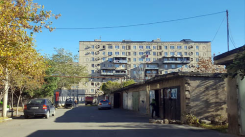 თვითნებურად გადაკეტილი ეზოები (ფოტო).