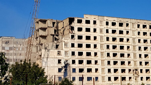 რუსთავში კორპუსის დემონტაჟი მიმდინარეობს