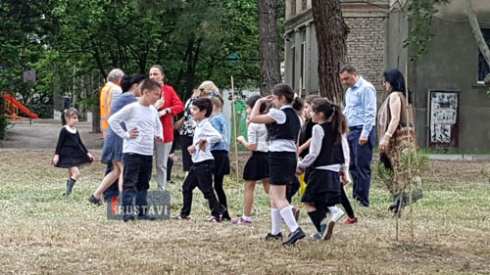 მოსწავლეებმა ხეები მორწყეს