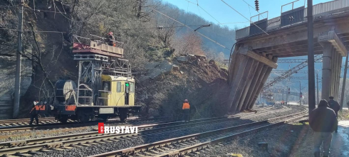 მეწყერმა ჩაანგრია სახიდე გადასასვლელი და საავტომობილო ხიდი დაეცა სარკინიგზო გზას