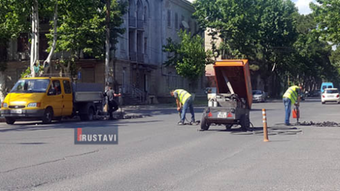 დაზიანებული ასფალტის შეკეთება გრძელდება