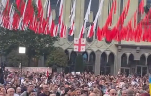 პარლამენტის წინ საპროტესტო აქციაზე მოქალაქეები იკრიბებიან