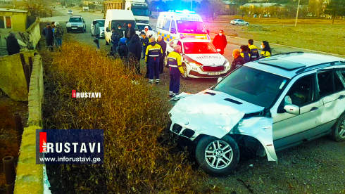 რუსთავში ავტომობილმა ბეტონის კედელი გაანგრია [video]